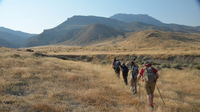 The team of the Geosciences Collection on their way to their field of work. The walk from the base camp to the outcrops takes about two hours. Photo: University of Bremen