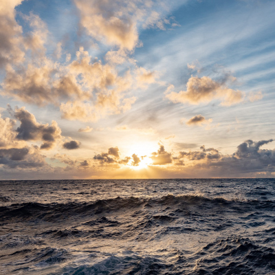 Sonnenaufgang im Nordatlantik (Foto: Foto: MARUM – Zentrum für Marine Umweltwissenschaften, Universität Bremen; V. Diekamp)