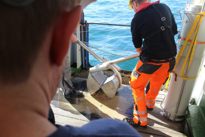 Kleinere Proben vom Meeresboden bekommt das Team mit dem Van-Veen-Greifer. Foto: MARUM, Universität Bremen