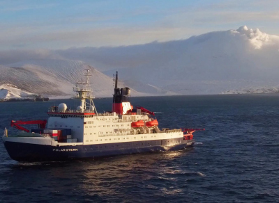 POLARSTERN is steaming out of Saunders Island’s Cordelia Bay. Photo: MARUM – Center for Marine Environmental Sciences, University of Bremen; Volker Ratmeyer