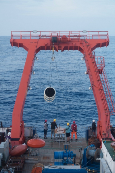 A sediment trap is retrieved from the sea. In these traps, particles are collected from the water column over an extended period of time, usually for one year. From the samples, scientists can learn when and where the various species live today. Photo: MARUM – Center for Marine Environmental Sciences, University of Bremen; C. Schmidt