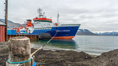 Das Forschungsschiff MARIA S. MERIAN im Kohlehafen von Longyearbyen auf Spitzbergen. Foto: MARUM – Zentrum für Marine Umweltwissenschaften, Universität Bremen; T. Klein