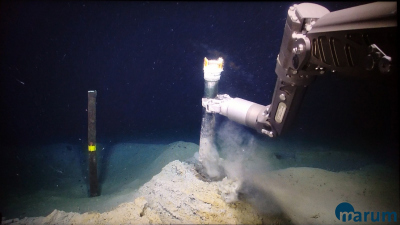 Das ROV birgt den MeBo-Plug aus etwa 1.200 Meter Wassertiefe und bringt ihn danach sicher an Deck. Im Hintergrund (links) sieht man noch das Gestänge des Bohrloches der MARUM-Expedition MSM57, aus dem der Plug mithilfe des Roboterarmes herausgeschraubt wurde. Foto: MARUM - Zentrum für Marine Umweltwissenschaften, Universität Bremen; A. Röhler