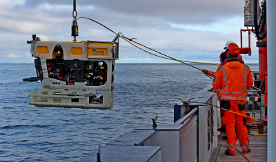 Behutsam wird das ROV von der Crew der MARIA S. MERIAN zu Wasser gelassen. Das MARUM-SQUID kann bis zu 2.000 Meter Wassertiefe tauchen und muss von zwei Personen bedient werden. Foto: Aaron Röhler