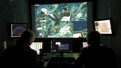 Zu den Inhalten des Kurses gehören auch Übungen mit ferngesteuerten Unterwasserfahrzeugen im MARUM-QUEST-Simulator und im Tauchbecken mit ROV MARUM-SQUID. Foto: MARUM 
