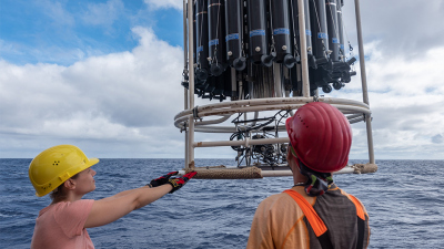 Scientists taking a sample with a CTD probe attached to a corona water sampler. Data obtained in this way will also help the newly launched project to determine the key role of the subpolar North Atlantic in more detail. Photo: MARUM – Center for Marine E