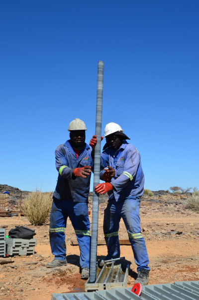 At the first hole in Tierkloof the team surpassed the 500-meter mark. David and Henry from the drilling team with a 3-meter core. Photo: Melanie Mesli