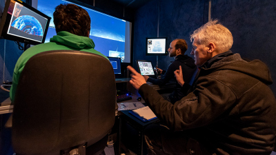 The participants learned how to control a so-called ROV in the simulator. Photo: MARUM – Center for Marine Environmental Sciences, University of Bremen; V. Diekamp