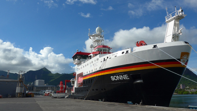 Das Forschungsschiff SONNE im Hafen von Port Louis auf Mauritius. Von hier startet die Expedition SO 272 zum Kerguelen Plateau. Foto: MARUM - Zentrum für Marine Umweltwissenschaften, Universität Bremen; T. Westerhold