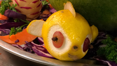 Zitronenfisch-Dekoration in der Galley