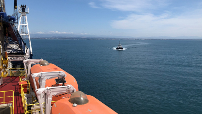 Das Boot mit den Filtern aus dem Hafen Timaru nähert sich der JR.