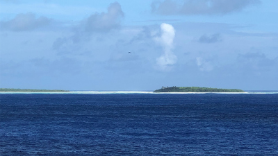 JR nähert sich Korallenatoll Îles Maria mit den vier Inseln.