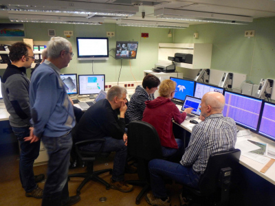 Station discussion with geologists and geophysicists in the RV Polarstern echosounder lab.  Photo: J.P. Klages, Alfred-Wegener-Institut
