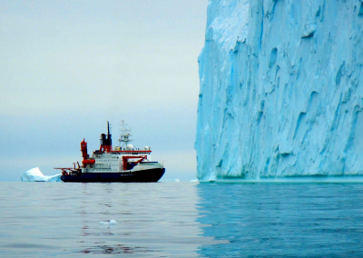 Die FS POLARSTERN vor einem mächtigen Eisberg in der inneren Pine Island Bucht, Westantarktis. Foto: J.P. Klages, Alfred-Wegener-Institut