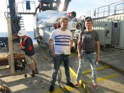 Cedric Hahn (links) und Gunter Wegener vor dem Tauchboot ALVIN, mit dem sie in ihr Forschungsgebiet 2.000 Meter unter der Meeresoberfläche tauchen konnten. Wegener hat bereits drei Tauchfahrten dorthin unternommen, für den Doktoranden Hahn war es eine Premiere. Foto: Andreas Teske