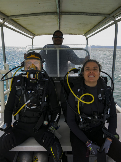 Mattia and Dr. Sonia Bejarano ready for a dive and the trusty boat driver Nelson on the back (photo: Stefanie Bröhl)