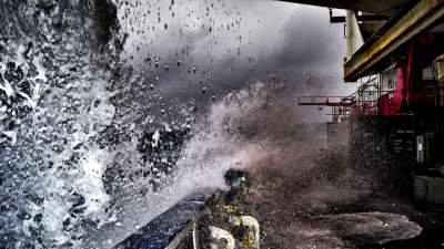Bis zu acht Meter hohe Wellen fluteten während der Expedition PS 119 zeitweilig das Arbeitsdeck von POLARSTERN. Foto: Holger von Neuhoff, Google Arts & Culture