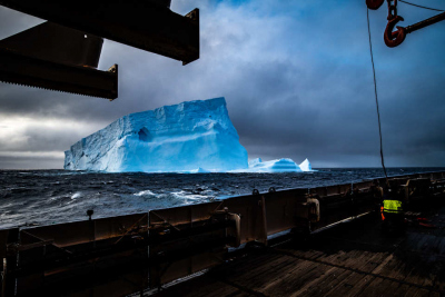 Nach einigen Wochen auf See kreuzte POLARSTERN diesen blau schimmernden Eisberg – ein ruhiger Moment während einer ansonsten äußerst stürmischen Forschungsreise. Foto: Holger von Neuhoff, Google Arts & Culture