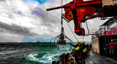 Deployment of the Multicorer off South Georgia: As soon as the device is safely on the ocean floor, the 12 empty tubes are pressed into the seabed. Photo: Holger von Neuhoff, Google Arts & Culture