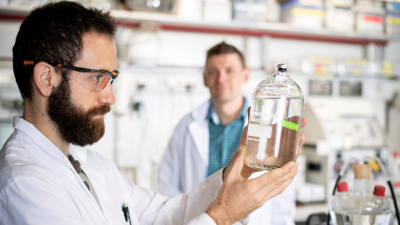 Rafael Laso Pérez (left) and Gunter Wegener study the metabolism of archaea from deep-sea sediments in the field as well as in the lab. Photo: Tom Pingel