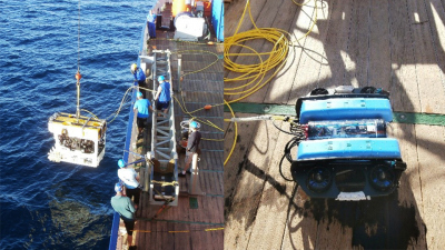 MARUM ROV SQUID beim Aussetzen (links), MARUM BlueROV an Deck nach erfolgreichem Einsatz (rechts). Foto: MARUM − Zentrum für Marine Umweltwissenschaften, Universität Bremen