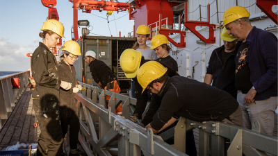 Full concentration on deck of the research vessel SONNE. Photo: Heike Dugge