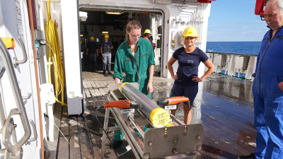 Neben der Vermessung des Meeresbodens mit den Schiffsloten und dem AUV wurden Sedimentkerne beprobt. Foto: Tabea König