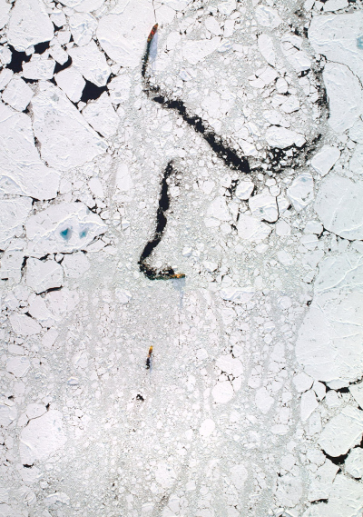 Helikopteransicht der drei Schiffe während der IODP-Expedition 302: Arctic Coring Expedition (ACEX) im Jahr 2004. Foto: Per Frejvall, AMS