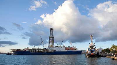 The sample material from the deep biosphere that was analyzed for the study came, among others, from the IODP Expedition 329 with the research drilling ship JOIDES RESOLUTION. Here, the ship is moored in the harbor of Papeete, Tahiti, before the start of 