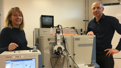 Co-authors Dörte Becher and Thomas Schweder from the University of Greifswald in front of the mass spectrometer used in this study. © Institute for Microbiology, University of Greifswald / D.Becher 