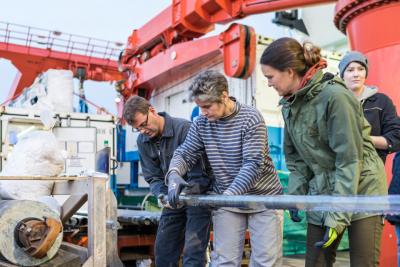 Cores from the MARUM-Mebo200 are taken on deck of the FS METEOR.  Photo: MARUM - Center for Marine Environmental Sciences, University of Bremen; C. Rohleder