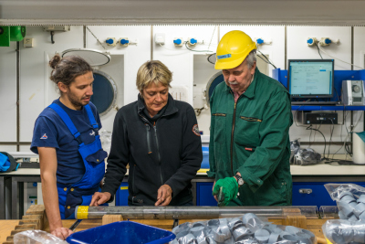 Examination of cores in the laboratory of the FS METEOR.  Photo: MARUM - Center for Marine Environmental Sciences, University of Bremen; C. Rohleder