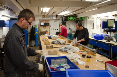 Im Labor nehmen Forschende Proben aus den Bohrkernen. Foto: MARUM - Zentrum für Marine Umweltwissenschaften, Universität Bremen; P. Wintersteller
