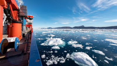 The MERIAN research vessel surrounded by drift ice. Experts from the University of Bremen actively contributed to the MARE:N concept paper “Polarregionen im Wandel”. Photo: MARUM - Center for Marine Environmental Sciences, University of Bremen; V. Diekamp