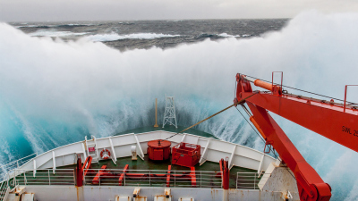 The German research vessel Polarstern in heavy seas in the Drake Passage. Photo: Alfred-Wegener-Institut / Thomas Ronge