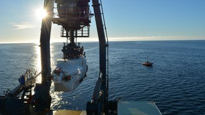 The manned submersible vehicle Alvin of the Woods Hole Oceanographic Institution (WHOI) is deployed from the deck of the Research Vessel ATLANTIS. Photo: Min Song