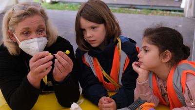 Kinder des KuFZ Hohwisch bauen ein Molekülmodell. Foto: KiTa Bremen