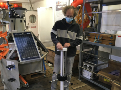 Optimizing new equipment (here you see a device that will be used to cut sediment cores in parts of 1 millimeter thickness) Photo: Karin Zonneveld 