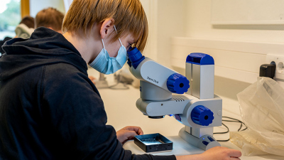 In the MARUM UNISchool lab, students prepare samples, examine them and then discuss what they have observed. Photos: MARUM - Center for Marine Environmental Sciences, University of Bremen; V. Diekamp