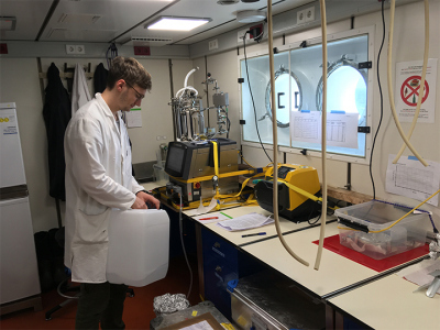 Alek concentrating water samples to study polysaccharids. Photo: Karin Zonneveld