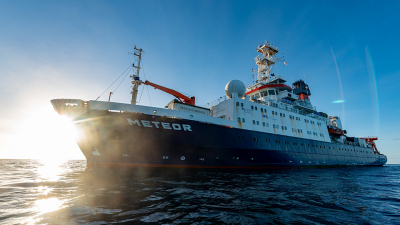 Die für die Studie analysierten Bohrkerne wurden während der Expedition M57/2 mit dem Forschungsschiff FS METEOR genommen. Foto: MARUM – Zentrum für Marine Umweltwissenschaften, Universität Bremen; V. Diekamp