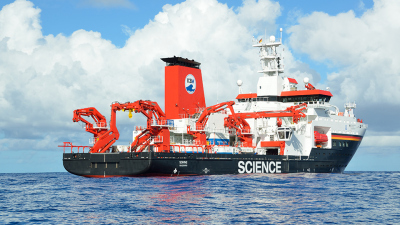 An effort of 15 deep-sea international expeditions has allowed the analysis of abyssal sediments collected in all major oceanic regions. The German research vessel Sonne was involved in two international expeditions led by scientists from the Senckenberg 
