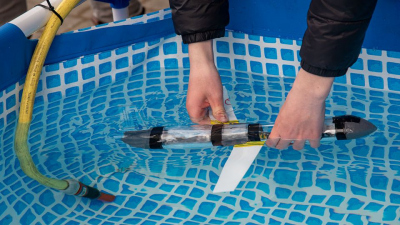 Im Becken haben die Schüler die selbst gebauten Glider getestet. Foto: MARUM - Zentrum für Marine Umweltwissenschaften, Universität Bremen; V. Diekamp