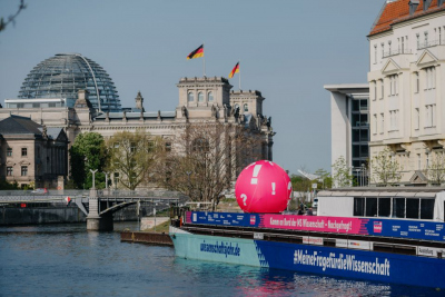 Die MS Wissenschaft - hier beim Start in Berlin - tourt bis Herbst durch Deutschland. Foto: Ilja C. Hendel/Wissenschaft im Dialog