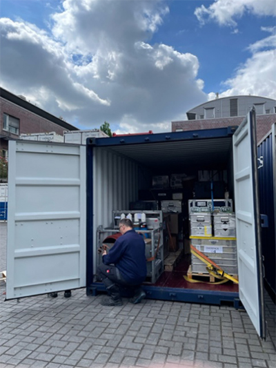 Die Container für die Expedition beim Packen auf dem Betriebshof des MARUM. Foto: MARUM, Uni Bremen
