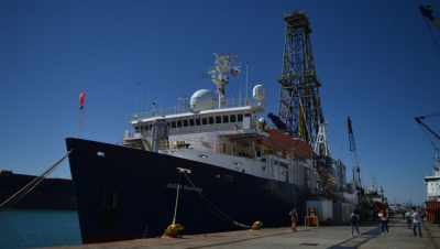 The research drillship JOIDES RESOLUTION in the port of Cape Town. This is also where Expedition 393 will start in early June. Photo: MARUM - Center for Marine Environmental Sciences, University of Bremen; L. Tamborrino