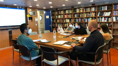 Forschende und Schiffscrew besprechen in den ersten Tagen das wissenschaftliche Programm der Ausfahrt. Foto: MARUM, Uni Bremen