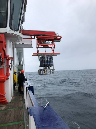 The CTD probe is lowered into the water with a winch. Photo: MARUM/Uni Bremen 