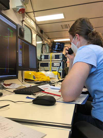 Jördis gives the commands to control the winch of the CTD. Photo: MARUM/Uni Bremen 