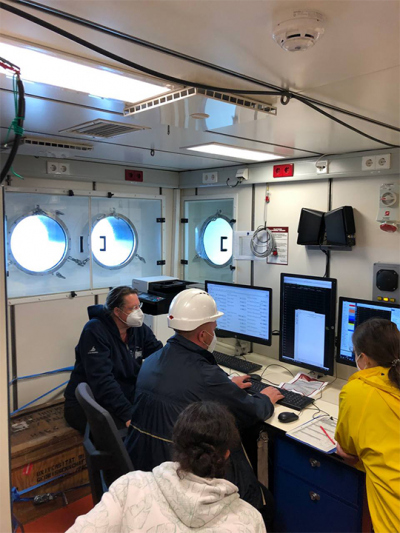 The first CTD probe is launched. Researchers Morten, Karin, Jördis and Alice observe and discuss the progress of the measurements on the screen. Photo: MARUM/University of Bremen 